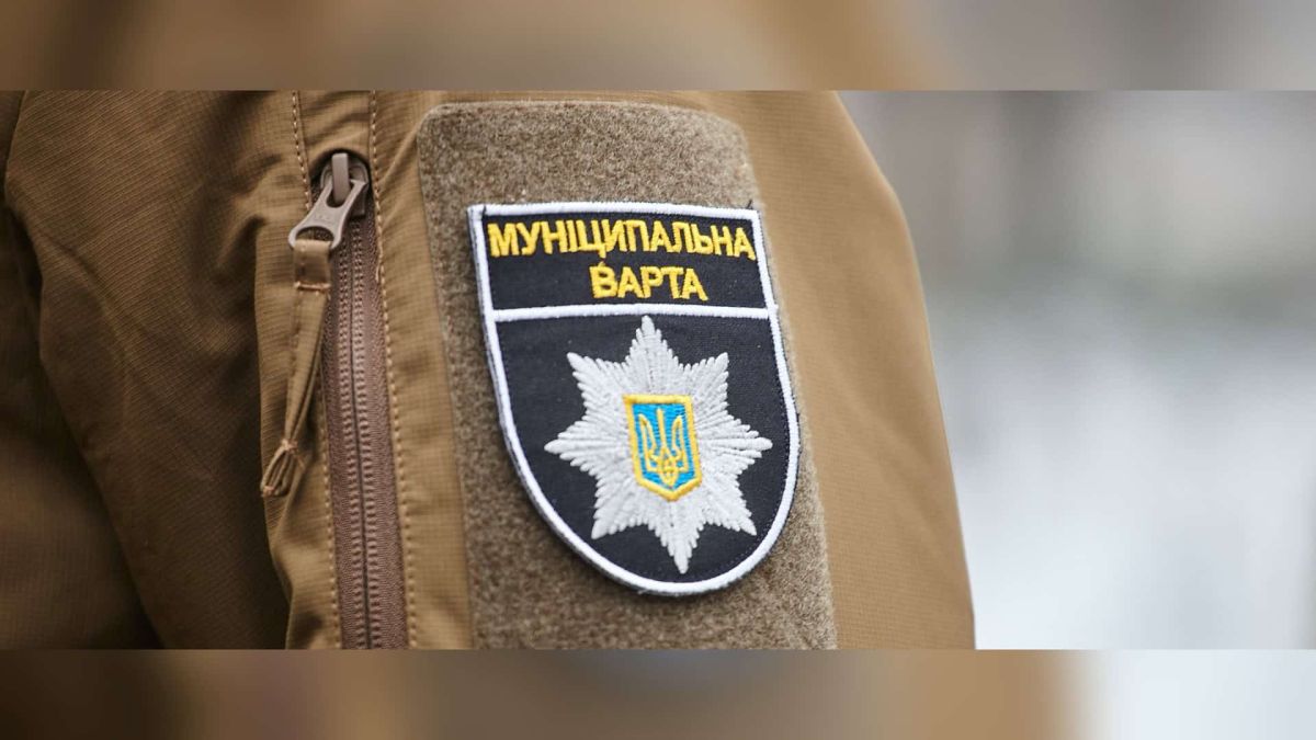 Муніципальна варта відтіснила протестувальників на Теремках Працівники муніципальної охорони відтісняють протестувальників на будівельному майданчику теплотраси на Теремках у Києві