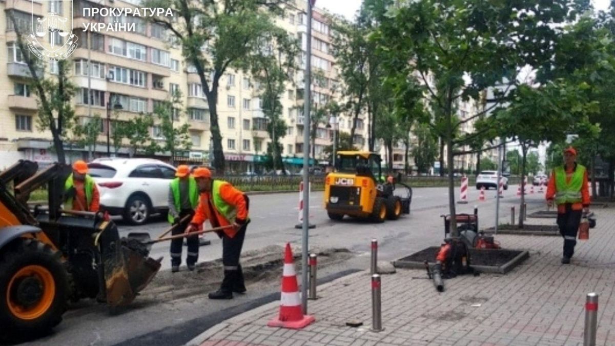 Комунальники під час ремонту автомобільної дороги