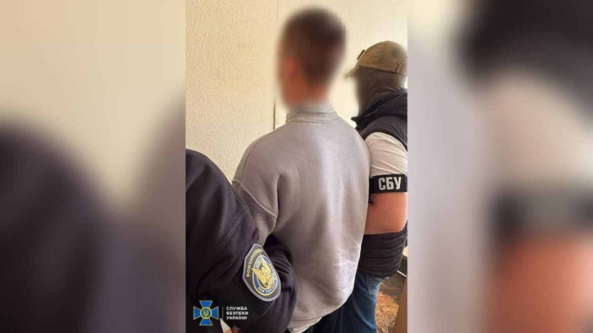 СБУ затримала агента ФСБ за спробу активувати 148 Starlink для росіян Співробітники СБУ затримали агента ФСБ у Києві, який намагався активувати 148 терміналів Starlink для Росії