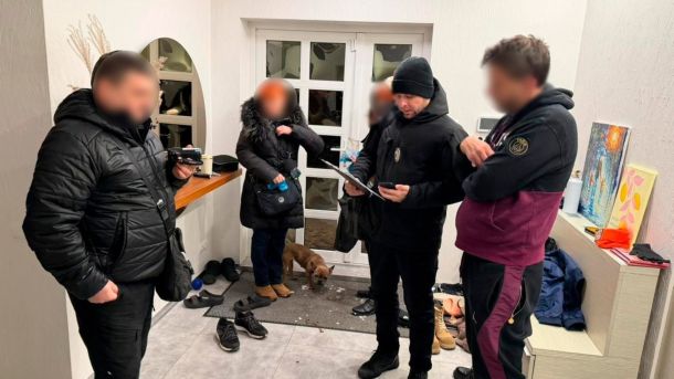 Представники поліції в оселі підозрюваної особи