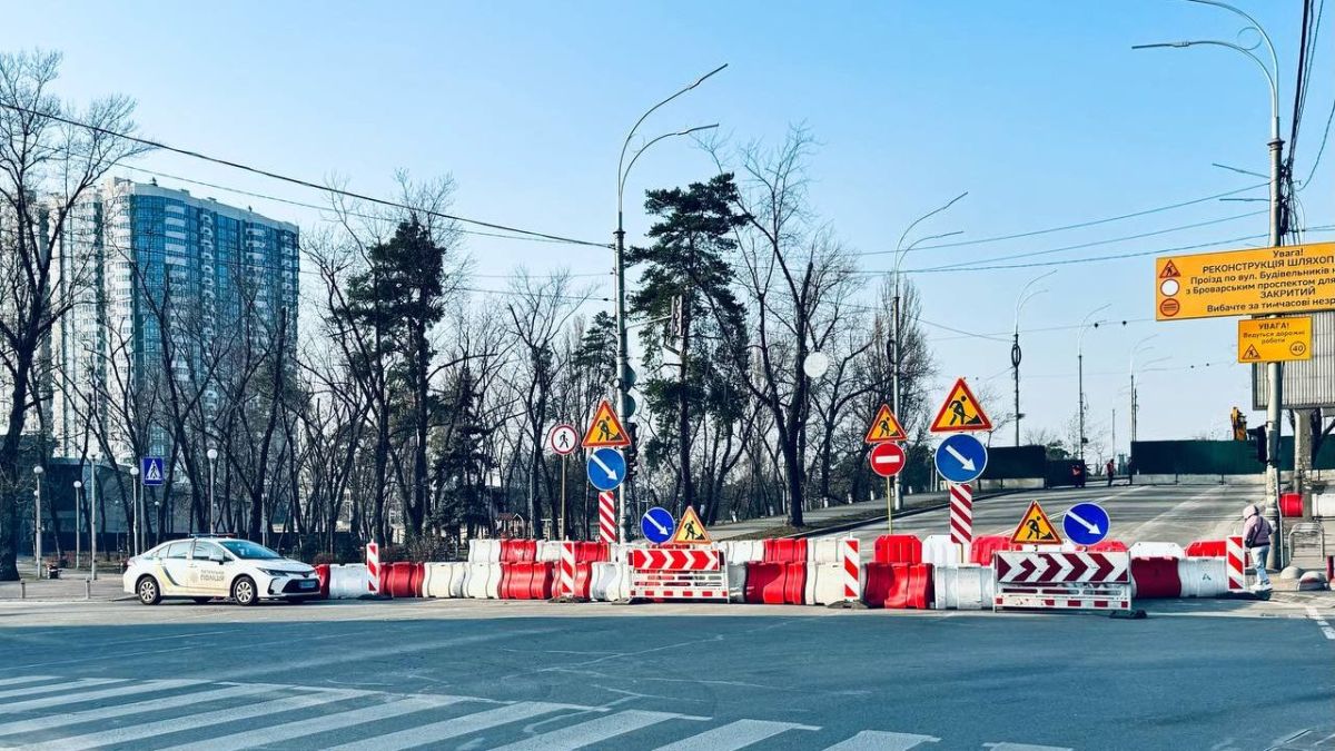 У Києві готуються до ремонту пішохідного мосту на Гостомельському шосе
