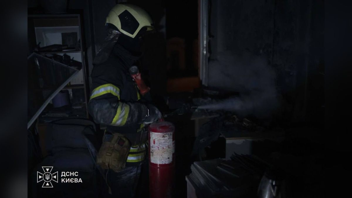 Пожежа на Саксаганського: евакуювали 41 людину у Голосіївському р-ні Пожежа у медичному закладі на вулиці Саксаганського у Голосіївському р-ні: рятувальники евакуювали 41 людину