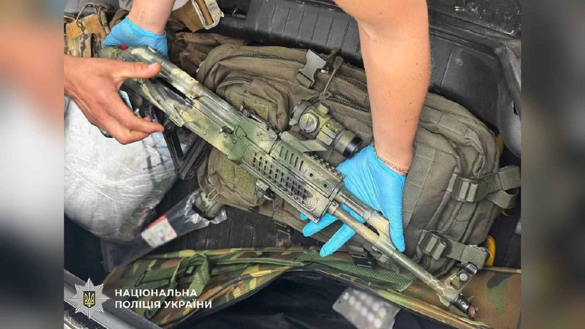 Поліцейські на блокпосту в Подільському р-ні Києва затримали 43-річного водія з автоматом, пістолетом і понад 2400 набоями
