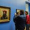 Відвідувачі розглядають картину Олександра Мурашка на виставці у Національному художньому музеї України