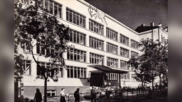 Будівля середньої школи №78 на вул. Басейній, 4 у Києві, споруджена у 1962–1963 роках і знесена у 2001 році заради ТЦ «Мандарин-Плаза»