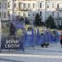 Головні новини Києва | Kyiv.News Стенди виставки «Воїни світла» з портретами полеглих захисників на Софійській площі в Києві, перехожі поруч