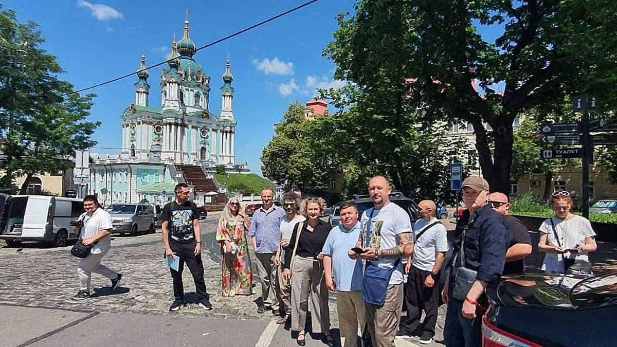 Андріївський узвіз занепадає: громада шукає шляхи порятунку Учасники ініціативи «Андріївський узвіз: Перезавантаження» на тлі Андріївської церкви на Андріївському узвозі в Києві