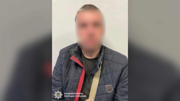 Затриманий 33-річний житель Броварів, якого підозрюють у грабежі 5 тис. гривень водія маршрутки, з розмитим обличчям