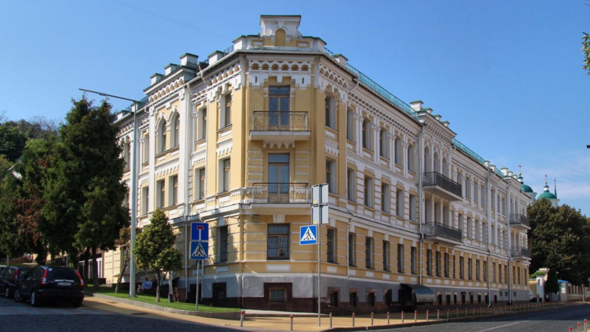 «Будинок для вдів» на Покровській: притулок 1892 року — тепер офіс Нацбанку Триповерховий будинок для вдів на Покровській вулиці, 1/1 у Києві — пам’ятка архітектури кінця XIX століття