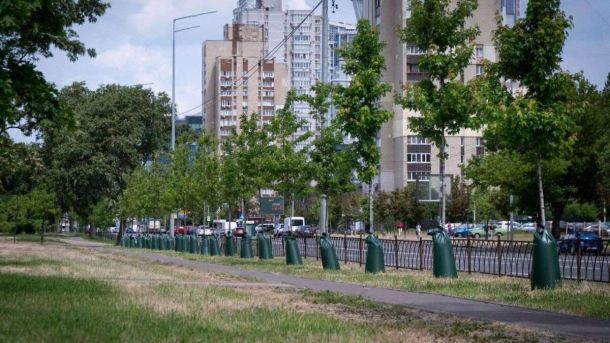 У Голосієві звільнили смугу для громадського транспорту: водіїв-порушників оштрафували Торби для поливу. Фото: Департамент захисту довкілля КМДА