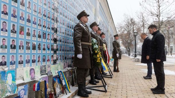 Президент України Володимир Зеленський і прем’єр Польщі Дональд Туск під час вшанування українських воїнів, загиблих у війні з Росією біля Стіни пам'яті. Київ, 5 лютого 2026 року.