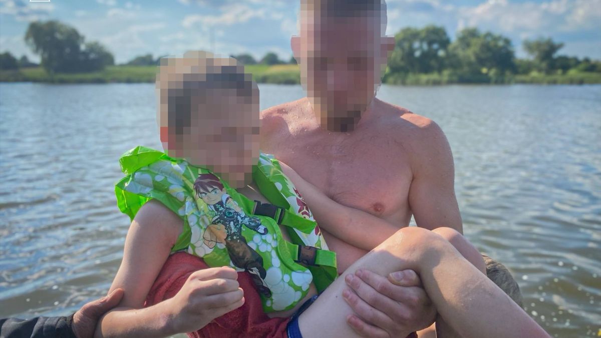 Рятувальники ДСНС визволили дитину 2020 року народження з металевої пастки на дні річки Узинка в місті Узин