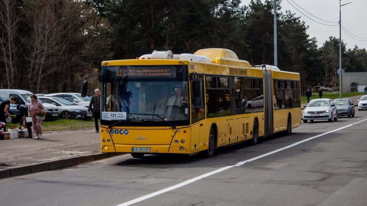 🚌 **КМДА не повідомляє: тимчасові зміни в роботі автобусних маршрутів** 16-17 квітня на багатьох ав