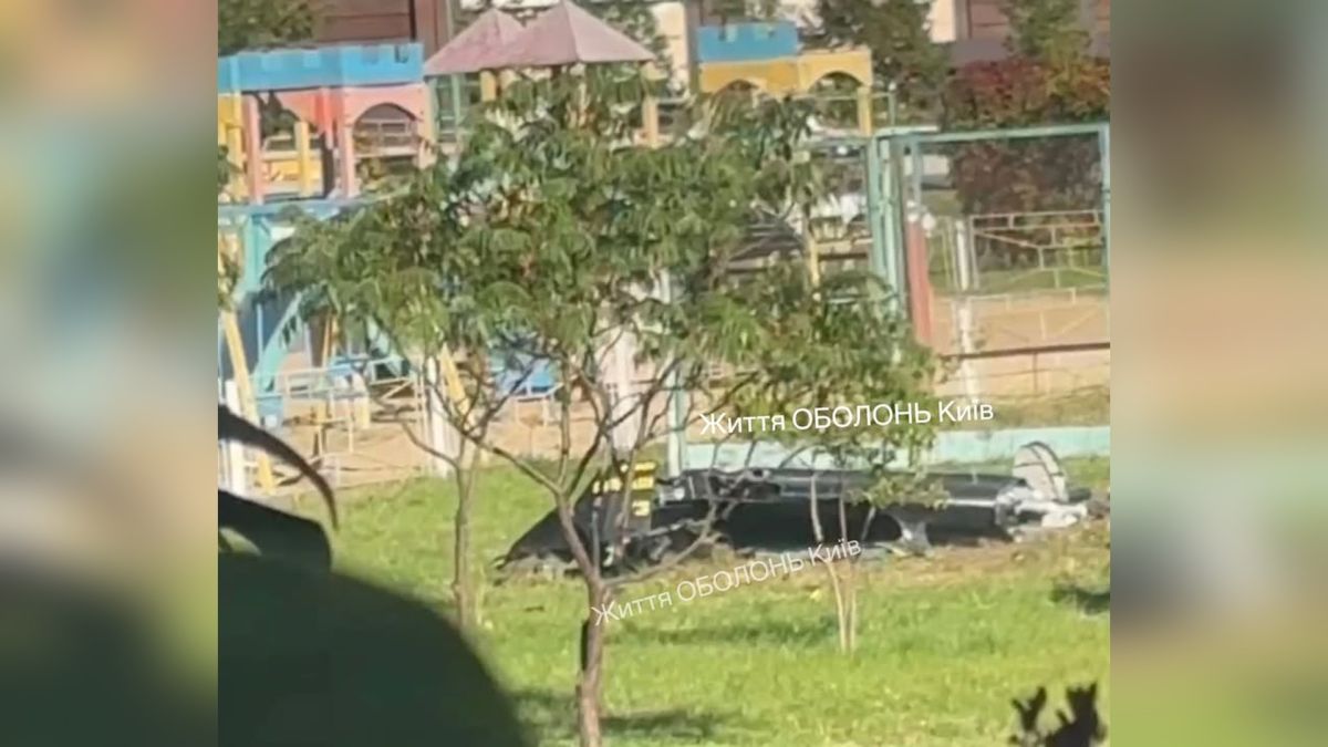 Двір житлового будинку в Оболонському р-ні Києва, де впав шахед поряд із дитячим майданчиком без детонації