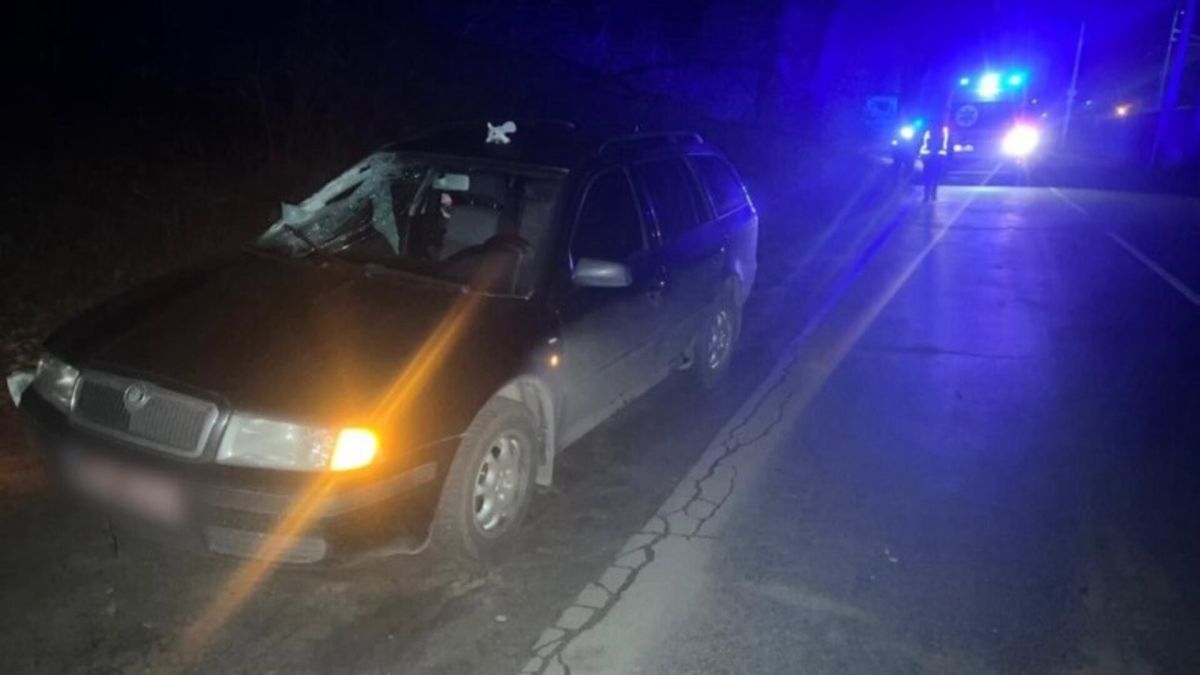 Автомобіль Skoda Octavia на нічній дорозі після зіткнення з пішоходом