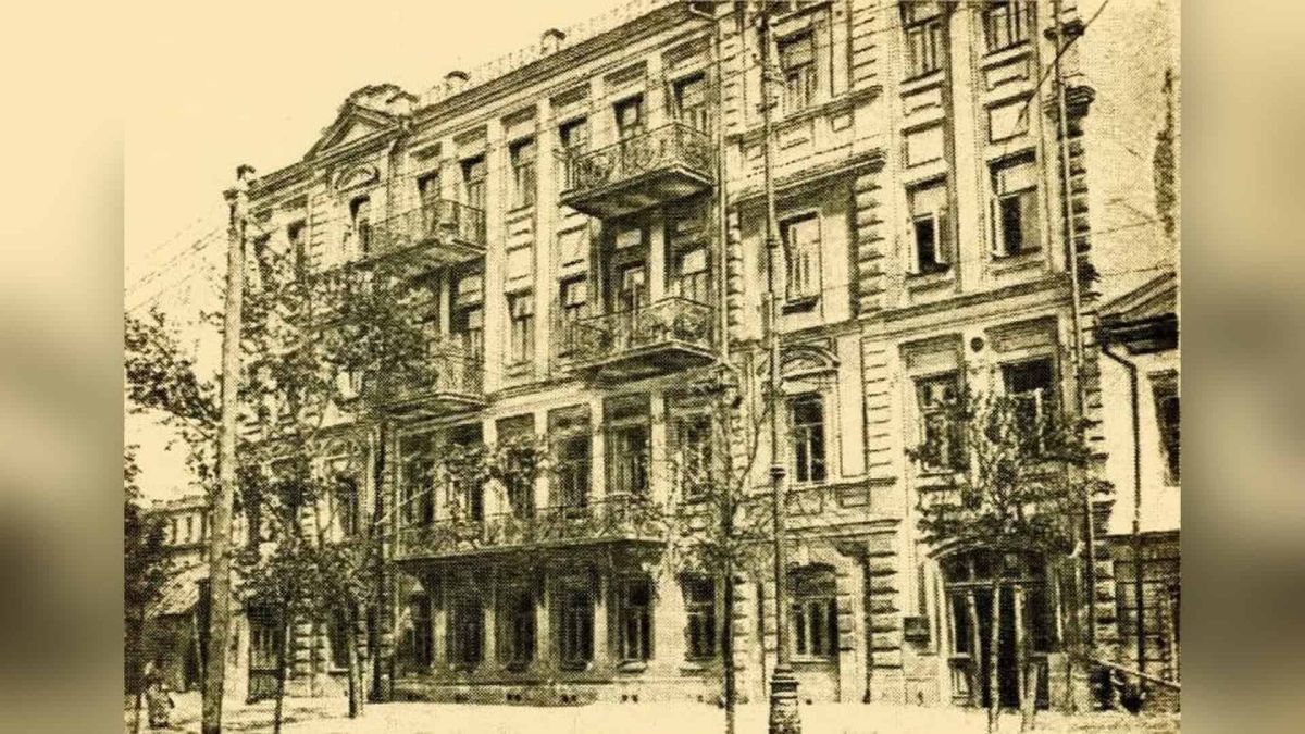 Архівне сепія-фото триповерхового прибуткового будинку Шіле на вулиці Золотоворітській, 11 у Києві з ризалітами, балконами та фасадом у класичному стилі