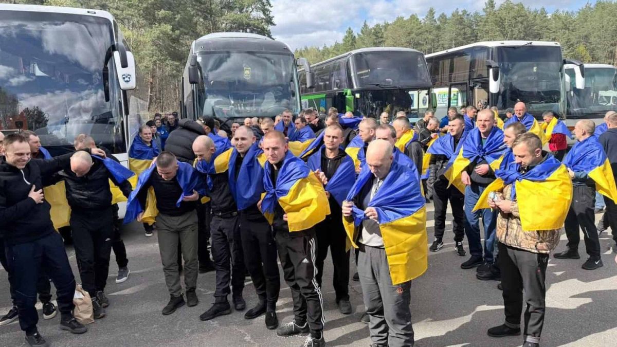 Звільнені українські військові загорнуті у прапори України після повернення з російського полону в рамках обміну 24 квітня 2026 року