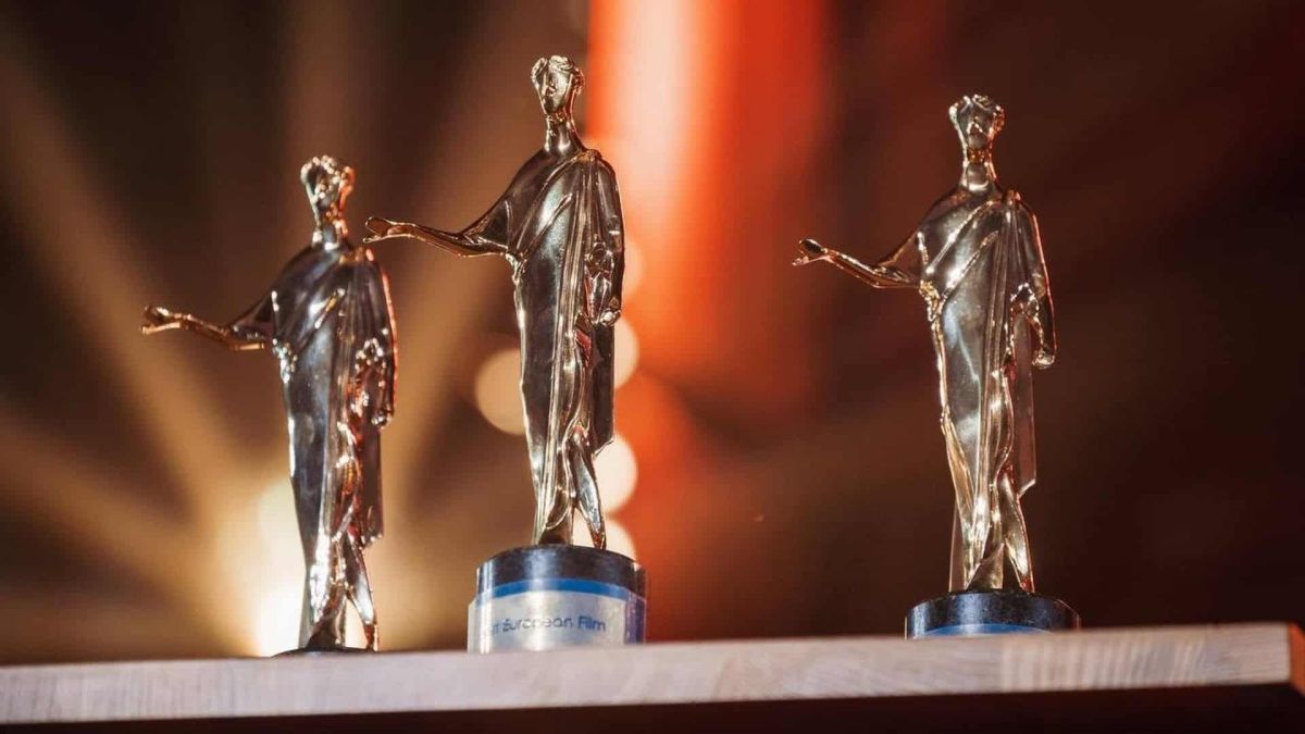 Одеський кінофестиваль втретє пройде в Києві: програма Три золоті статуетки нагороди Європейської кіноакадемії за найкращий європейський фільм на дерев’яній поличці на сцені