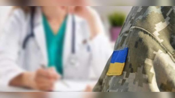 Медичний персонал надає допомогу ветерану в рамках безоплатного пілотного проєкту довготривалого догляду в Києві у 2026 році