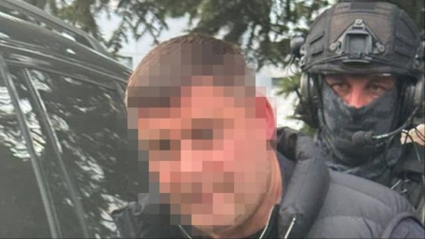 Поліцейські затримують підозрюваного у справі про фіктивне бронювання та переправлення через кордон