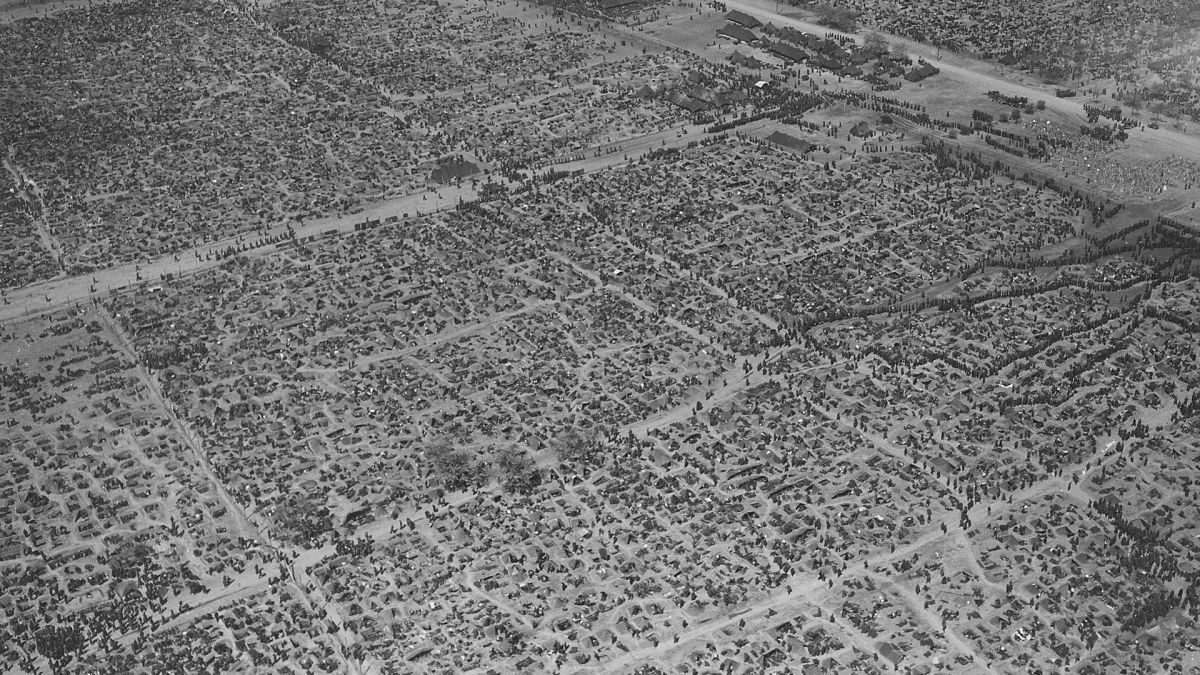 Одна з найбільших концентрацій нацистських полонених, понад 160 000 чоловіків, скупчених на території Німеччини, що перебувала під контролем армії США. З повітря видно наметове містечко, в якому тимчасово розміщені чоловіки. 25 квітня 1945 року