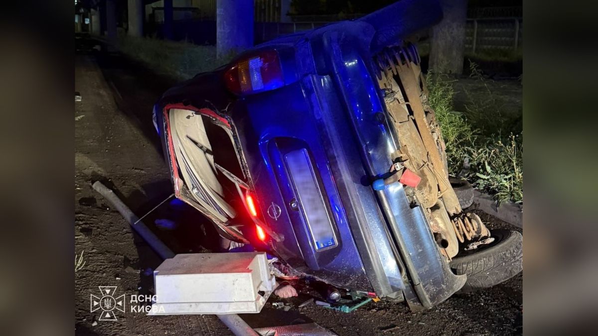 Opel впав з мосту на Промисловій у Голосіївському р-ні — водій загинув Автомобіль Opel впав з мосту на вулиці Промисловій у Голосіївському р-ні Києва — водій загинув, 13 вересня