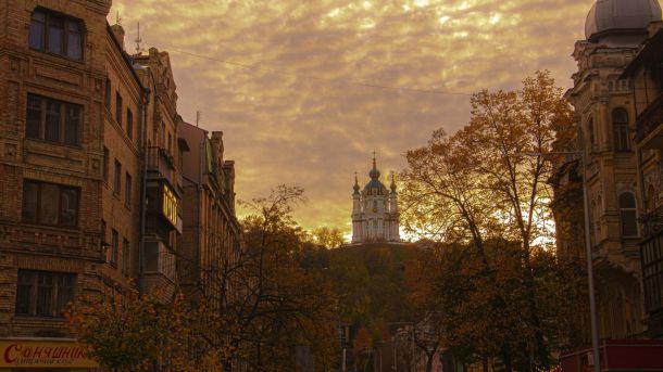 Андріївська церква у Києві восени