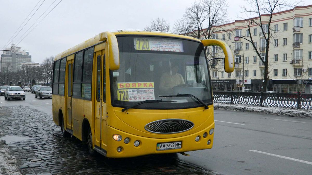 Автобус, на якому великий напис: «Боярка»