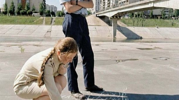 Прокуратура повернула державі 37 га з двома пам'ятками археології Архівне фото 1974 року: молоді аспіранти розв'язують математичні формули на асфальті біля пішохідного мосту на Русанівці в Києві