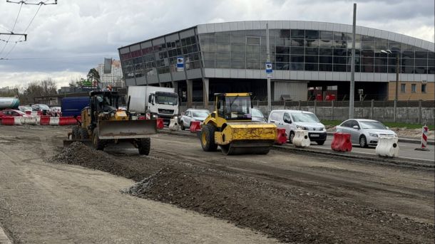Дорожня техніка працює на ремонті шляхопроводу біля станції метро Дарниця у Києві