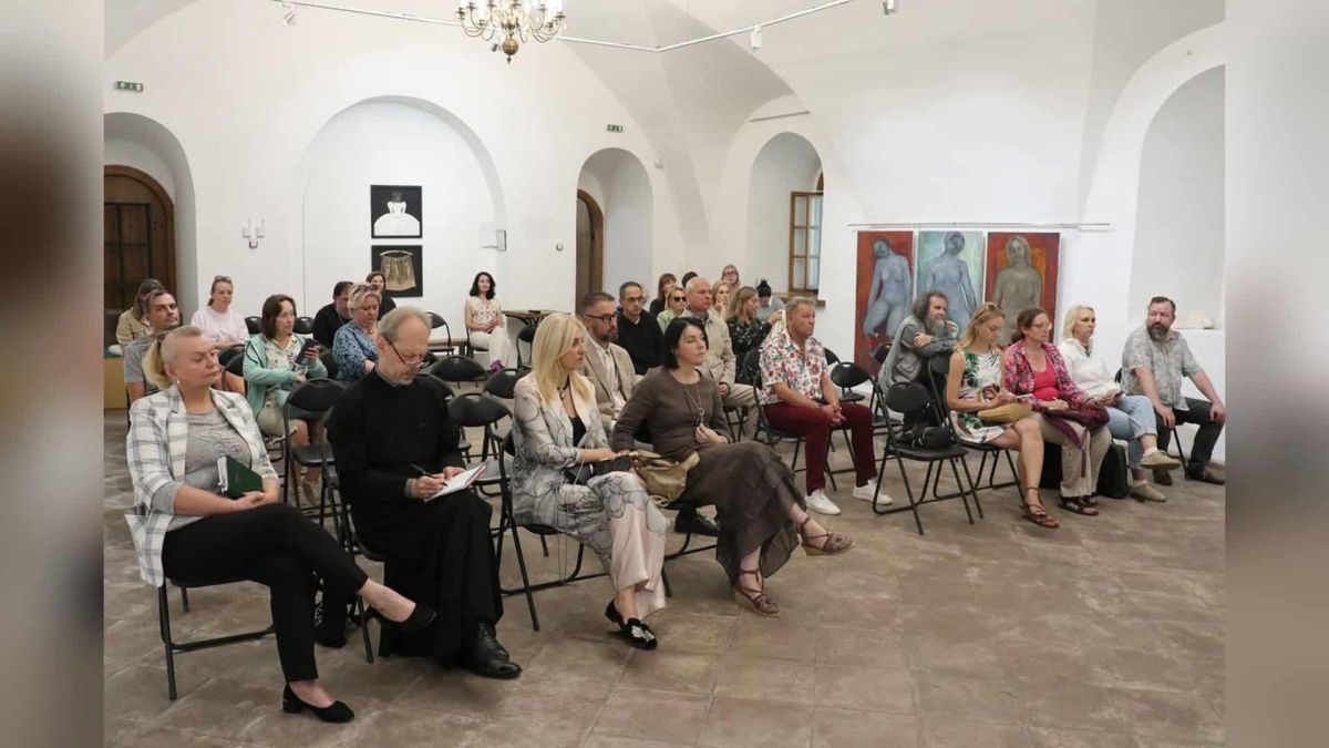 Царські врата Софійського собору у Києві з зображенням двоголового орла зі скіпетром і державою