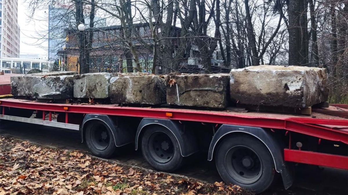 Вантажний автомобілі, на якому великі кам'яні брили