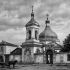 Архівне чорно-біле фото київської церкви з дзвіницею, куполом і брамою, на площі перед нею кінь із возом