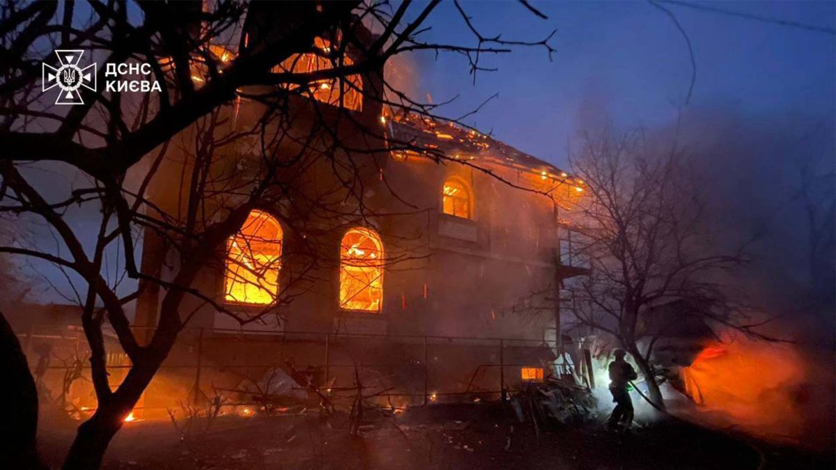 ОНОВЛЮЄТЬСЯ: Наслідки нічної атаки на Київ. 1 загиблий, 30 постраждалих (відео) Пожежа в приватному будинку