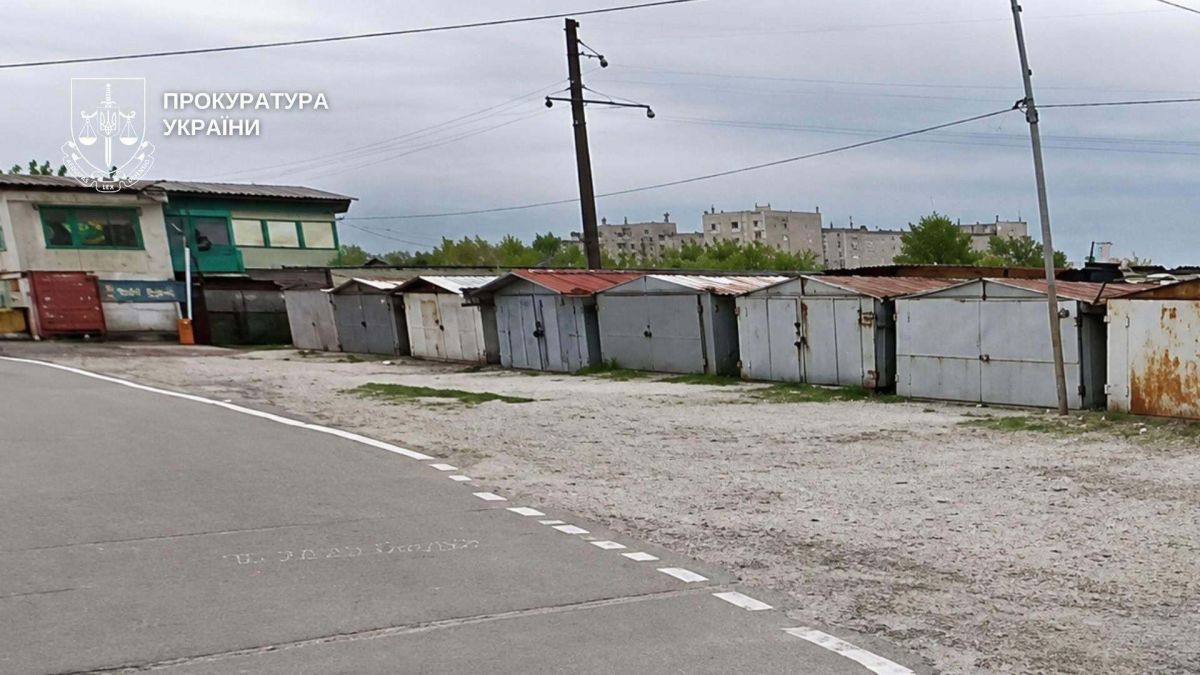 Парковка на вулиці Марка Черемшини у Дніпровському районі Києва — земельна ділянка площею 5,40 га вартістю 102 млн грн, яку суд повернув громаді
