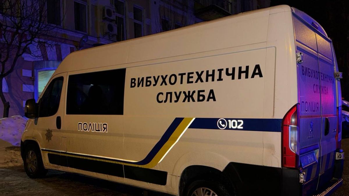 У Голосіївському районі вибухнув автомобіль: поліція з'ясовує обставини Автомобіль вибухотехнічної служби