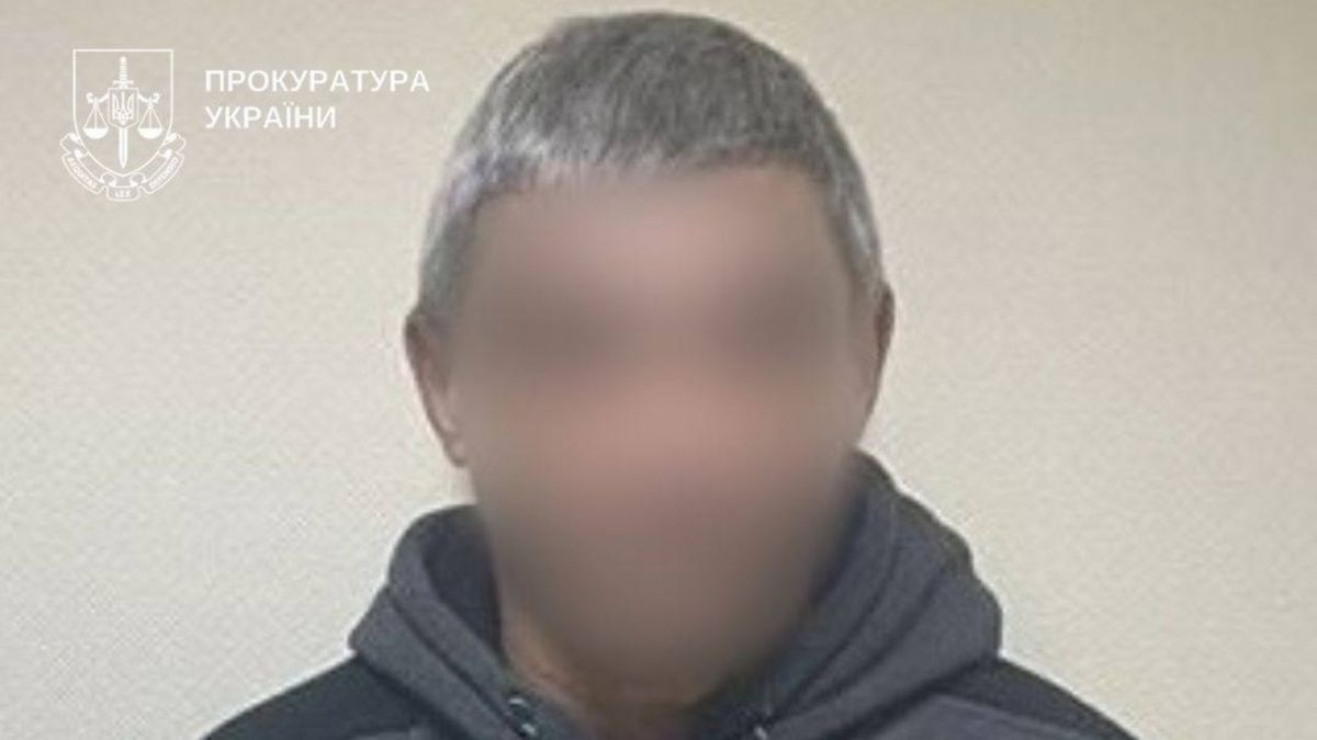 Підозрюваний із заблюреним обличчям