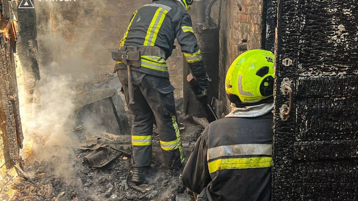 Пожежа у приватному будинку на Маланюка — вогонь охопив 80 кв. м Рятувальники ДСНС ліквідують пожежу у приватному двоповерховому будинку на вулиці Євгена Маланюка у Дніпровському районі Києва, площа займання 80 кв