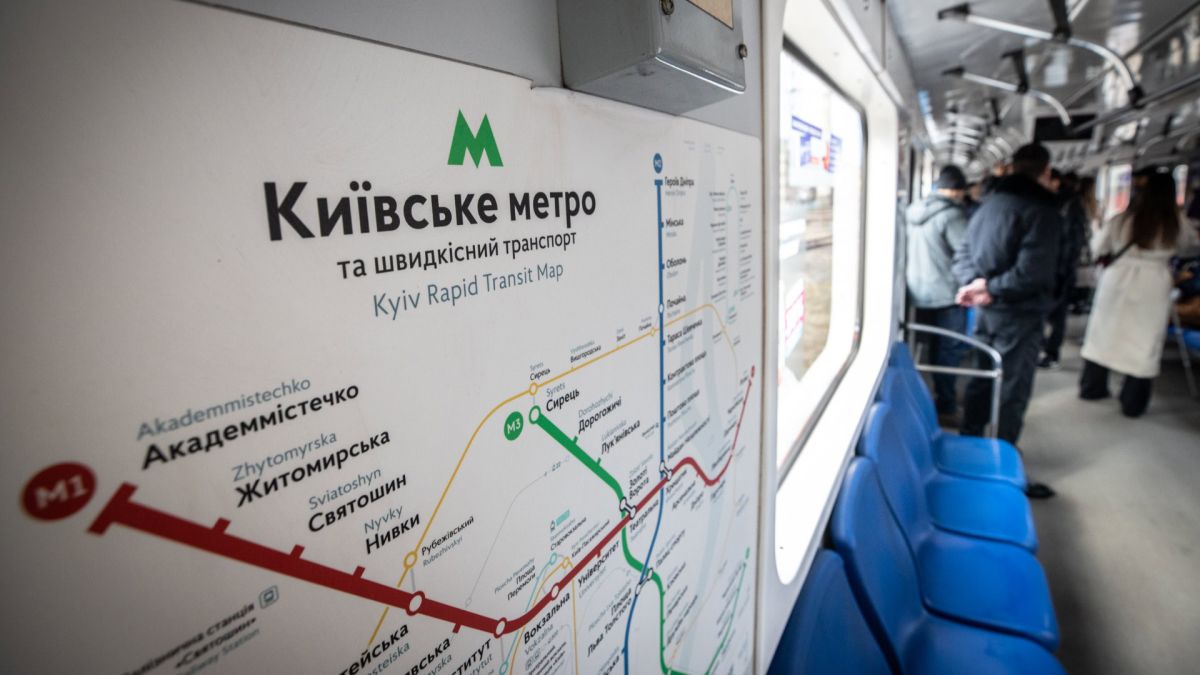 Метро Києва за тиждень: 5,1 млн пасажирів і 149 зупинок ескалаторів Пасажири на станції Київського метрополітену під час ранкового годиного піку