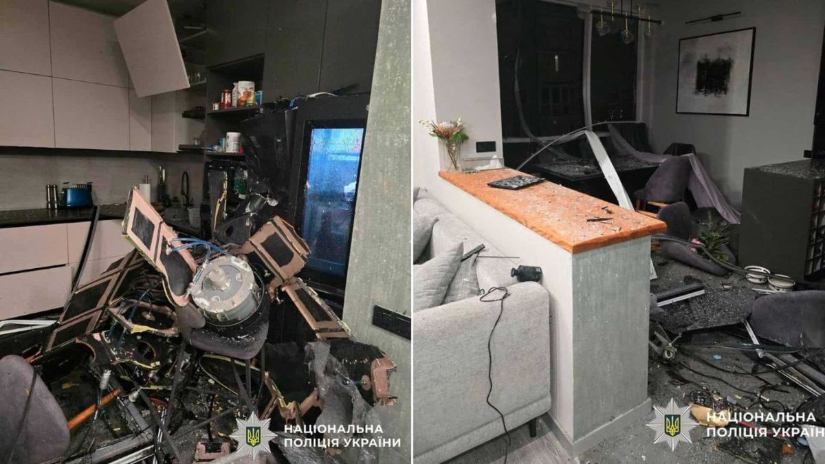 У Києві два «шахеди» застрягли в житлових будинках — дивом не вибухнули (фото) Пошкодження квартири після падіння уламків безпілотника в Києві