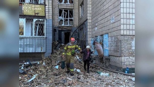Унаслідок чергового російського удару по Києву постраждали щонайменше 30 людей — станом на 08:30 ранку. Один із госпіталізованих, який перебував у важ