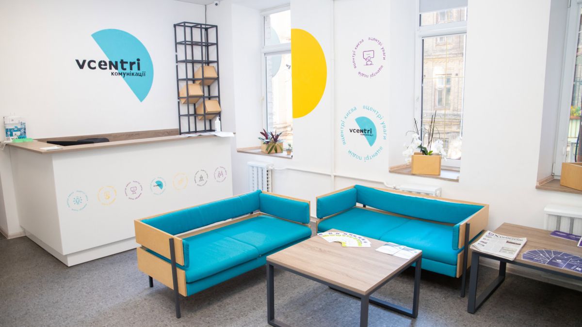 Інтер'єр громадського простору Vcentri HUB у Києві з бірюзовими диванами та стійкою реєстрації
