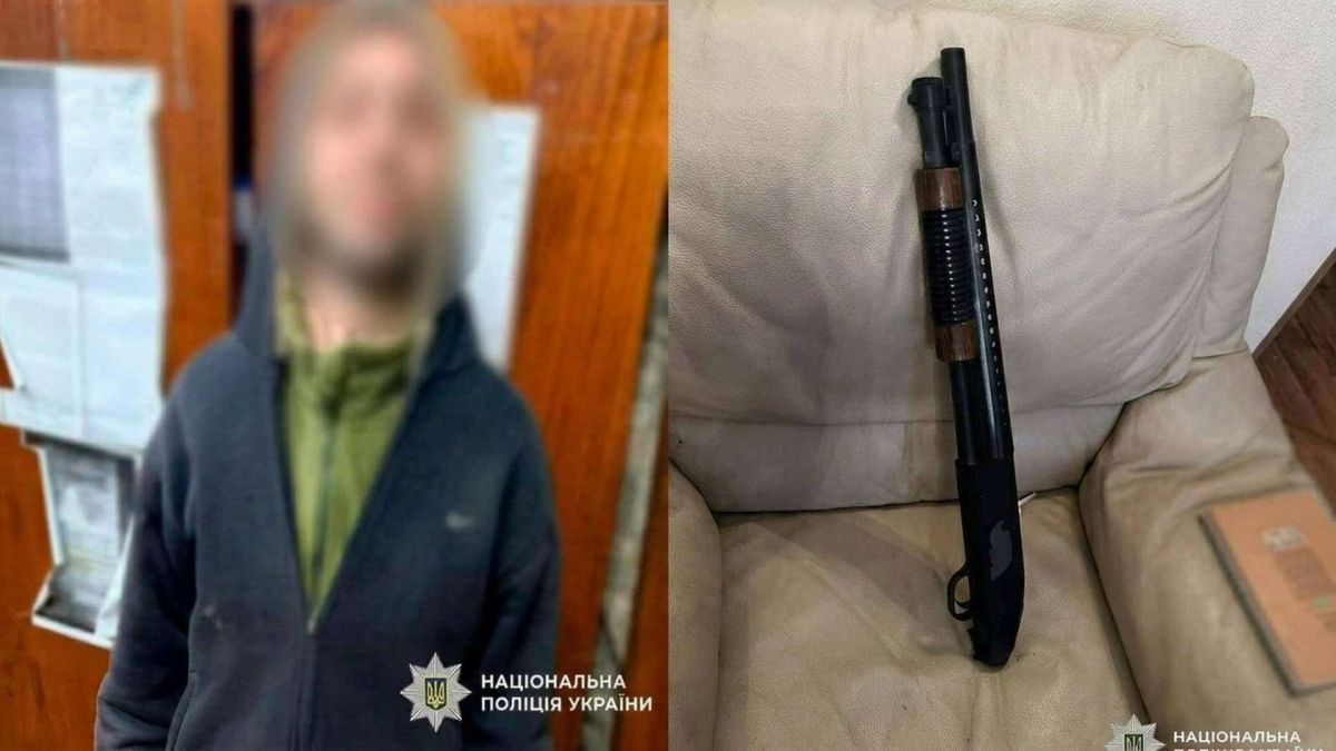 Затриманий 40-річний військовослужбовець у синьому худі та вилучена іграшкова рушниця, схожа на дробовик