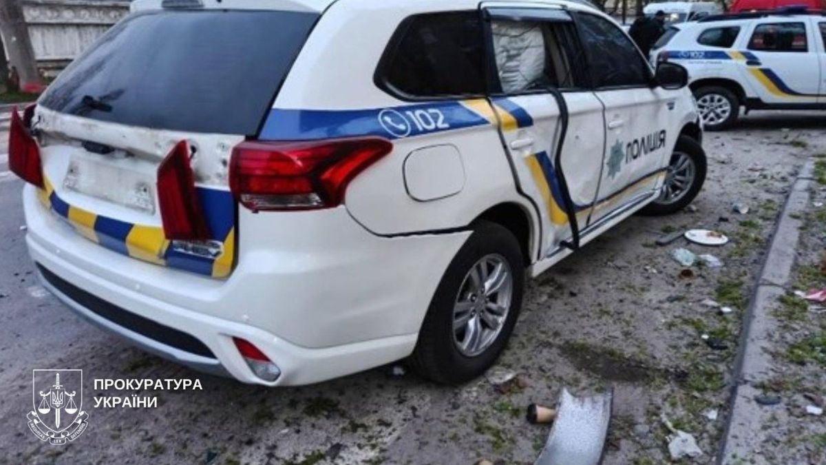 Обстріл Києва: 4 загиблих і 54 постраждалих, пошкоджено 17 будинків Пошкоджений поліцейський автомобіль на місці ракетного удару по Києву 16 квітня 2026 року — наслідки нічного обстрілу в Подільському або Оболонському районі
