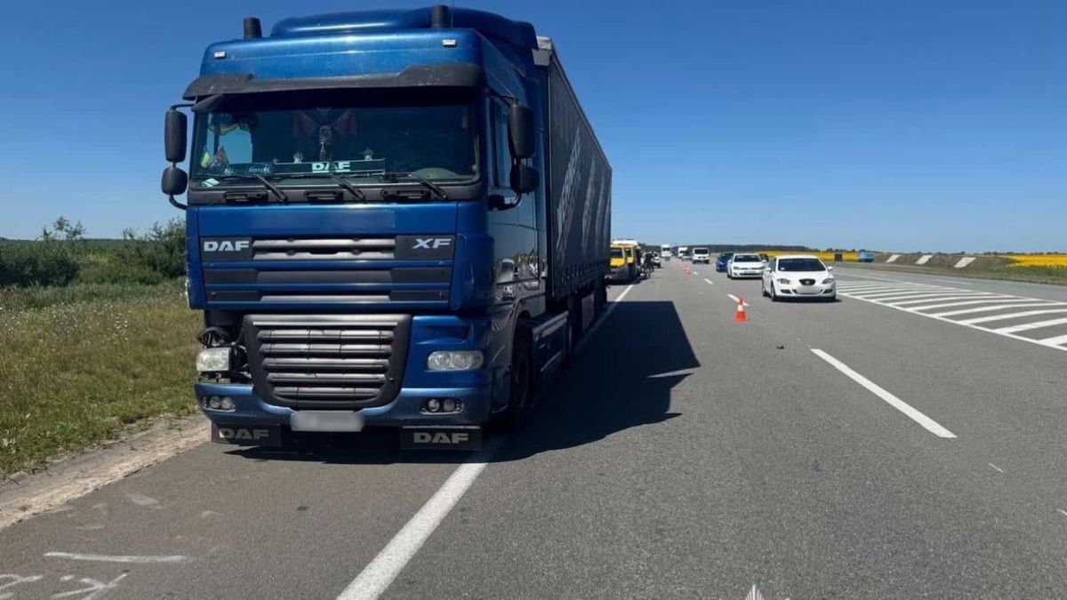 Місце смертельної ДТП на автодорозі Київ — Харків у Бориспільському районі, де вантажівка DAF збила 26-річного пішохода