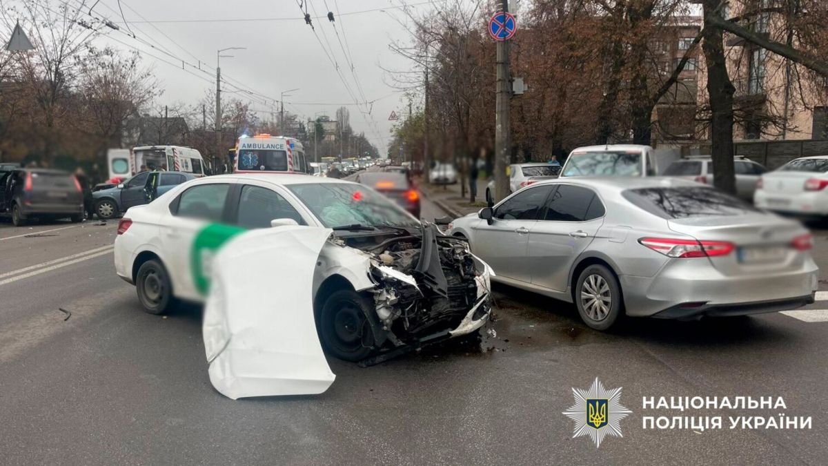Пошкоджені автівки на дорозі після зіткнення