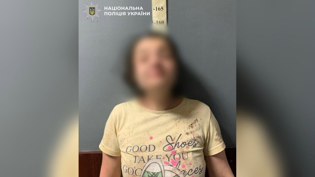 Поліцейські у Дніпровському р-ні затримали 38-річну жінку за підозрою у смертельному побитті матері скляною чашкою