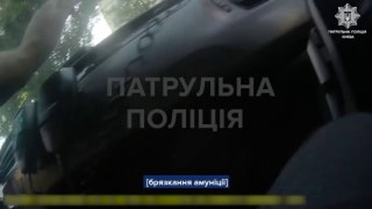 У Дніпровському районі п'яний чоловік розтрощив припарковані авто Патрульні у Дніпровському районі Києва затримали п'яного чоловіка, який розтрощив припарковані автомобілі