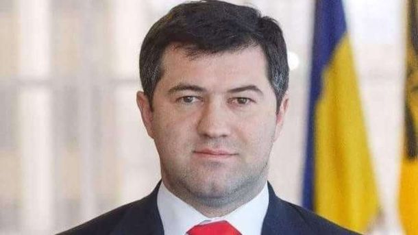 Портрет Романа Насірова на тлі прапора