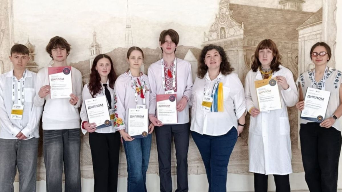 Команда учнів Київської області з дипломами переможців Всеукраїнської олімпіади з хімії у Львівському університеті